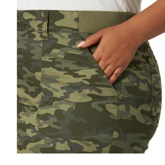 Lee Riders mid rise utility shorts - Picture 5 of 12